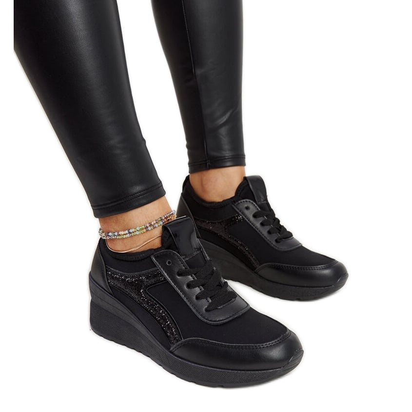 Czarne sneakersy na koturnie Hermina