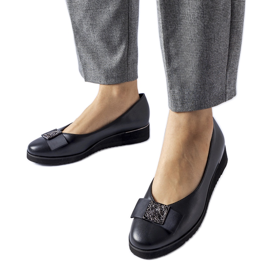 Czarne baleriny z kokardką na koturnie