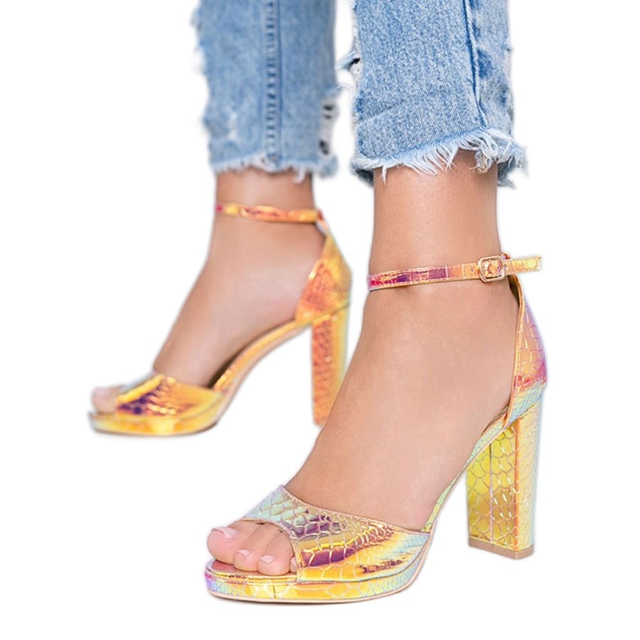 Złote holograficzne sandały na słupku Millo złoty