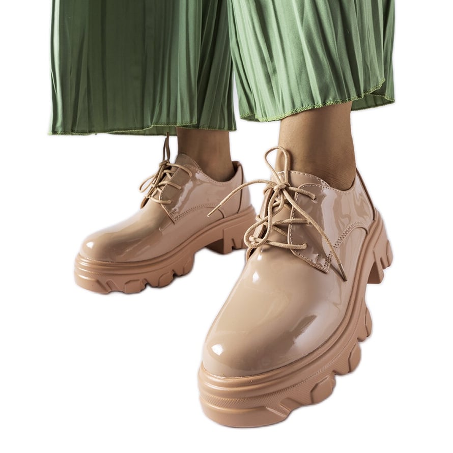 Beżowe lakierowane półbuty Kelly beżowy