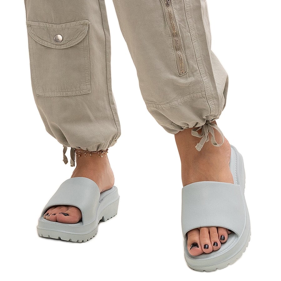 Miętowe klapki na grubej podeszwie Soiza niebieskie