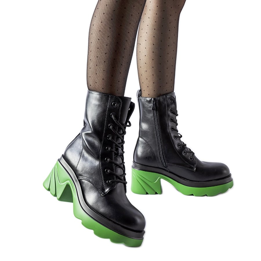 Czarne ocieplane buty na zielonym słupku Cost
