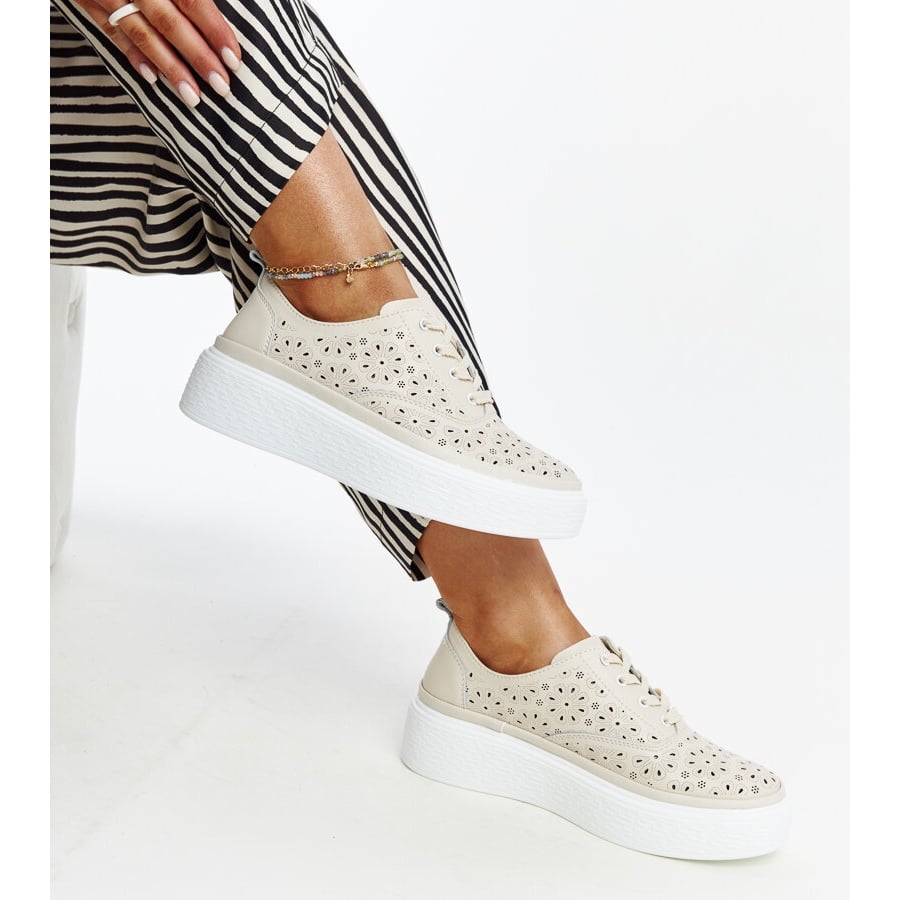 Niebieskie skórzane półbuty z ozdobną klamerką beżowy