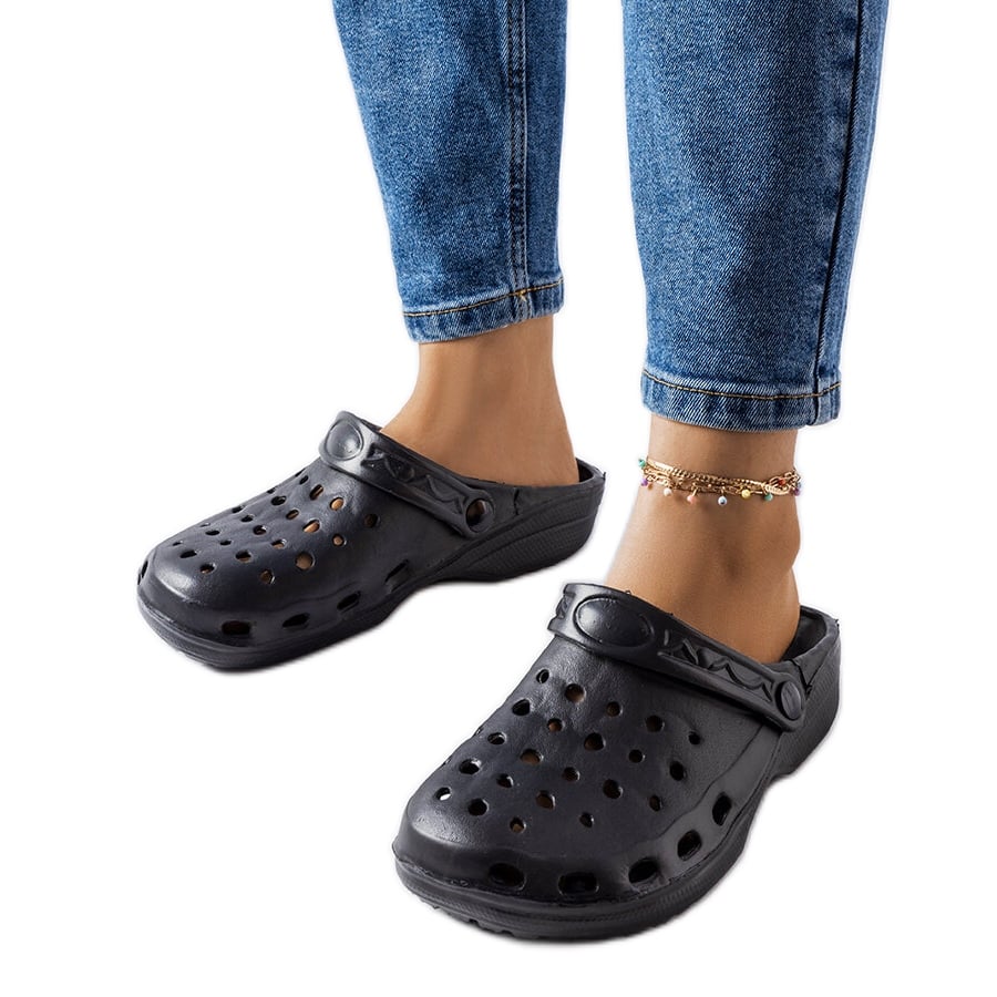 Czarne piankowe klapki z zakrytym noskiem Kleist