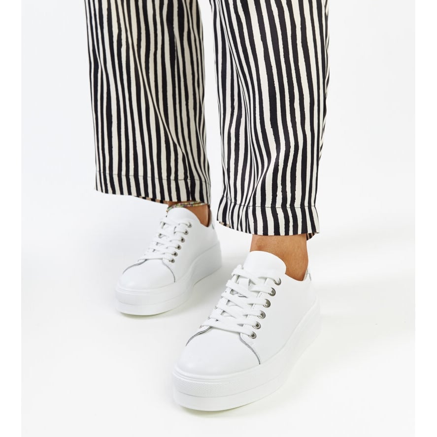 Niebieskie skórzane półbuty z ozdobną klamerką białe