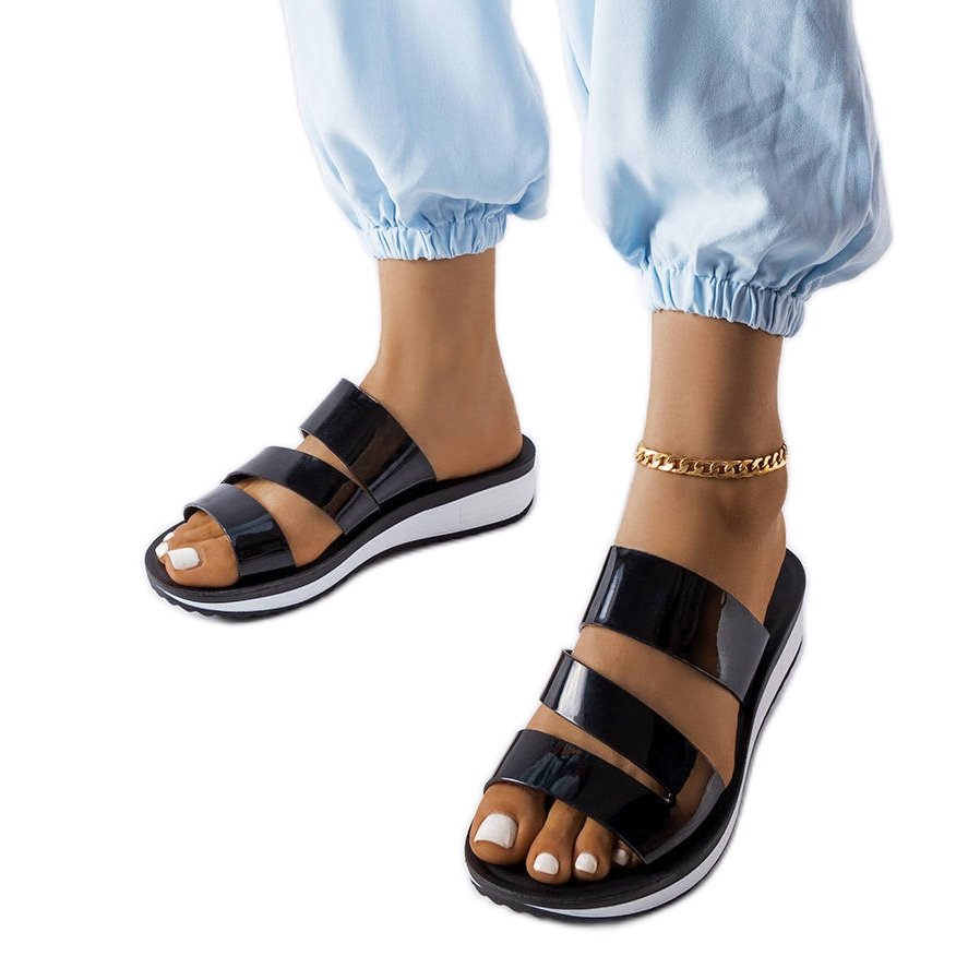 Inna Czarne lakerowane klapki Tilde