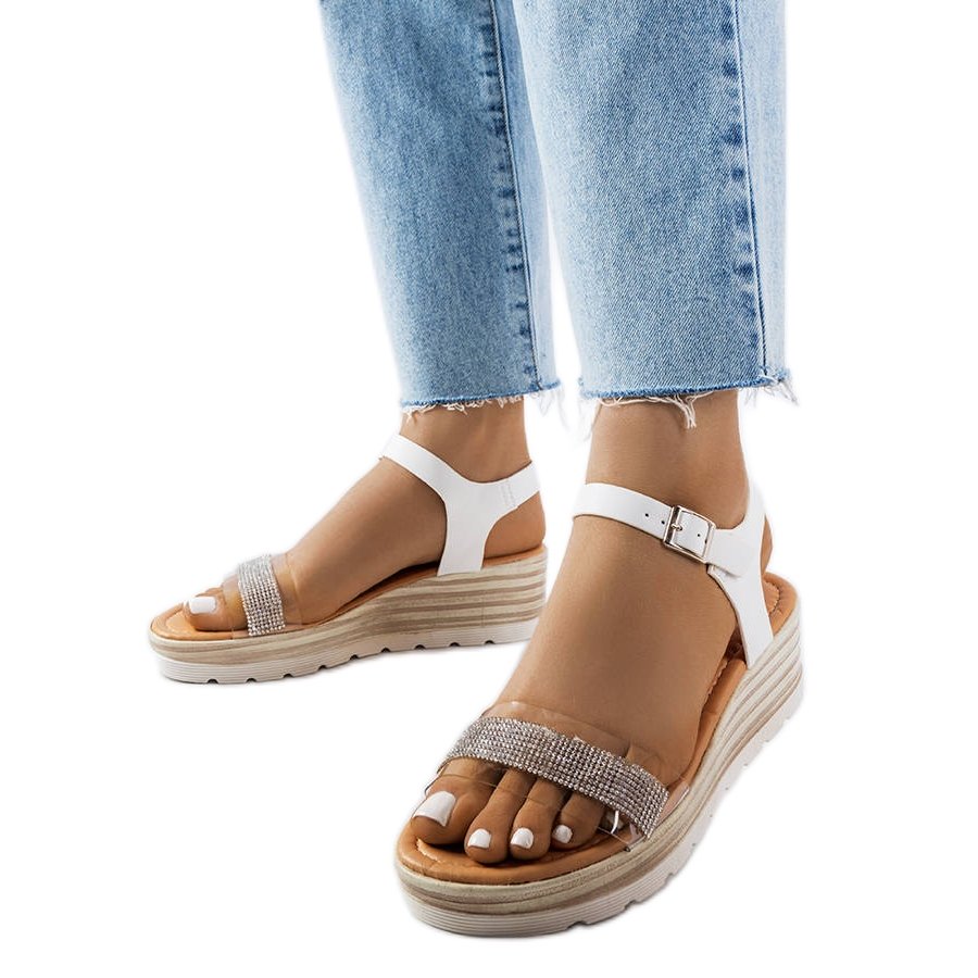 Białe sandały na koturnie Bussière