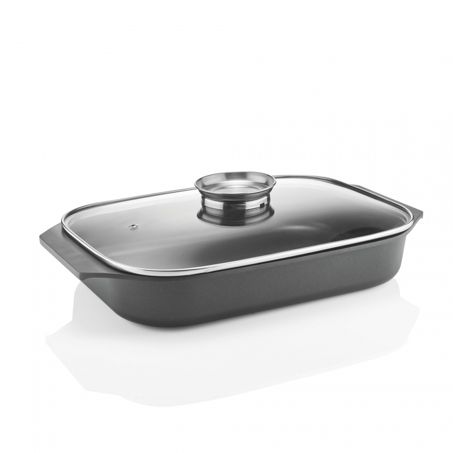 Shallow roasting dish with lid