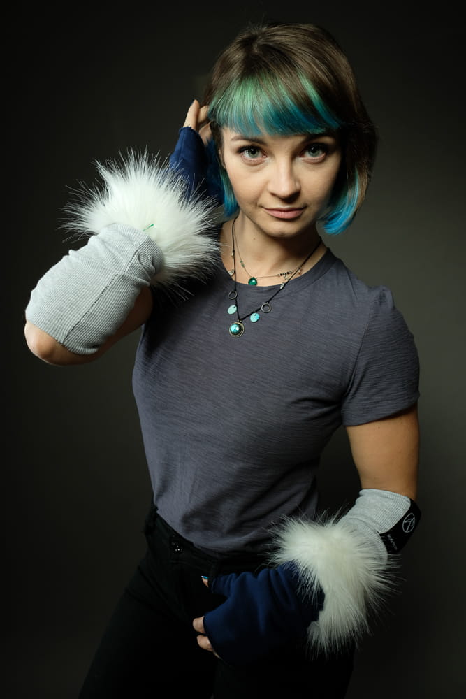 Rękawiczki Łotrzyce granat z białym futrem