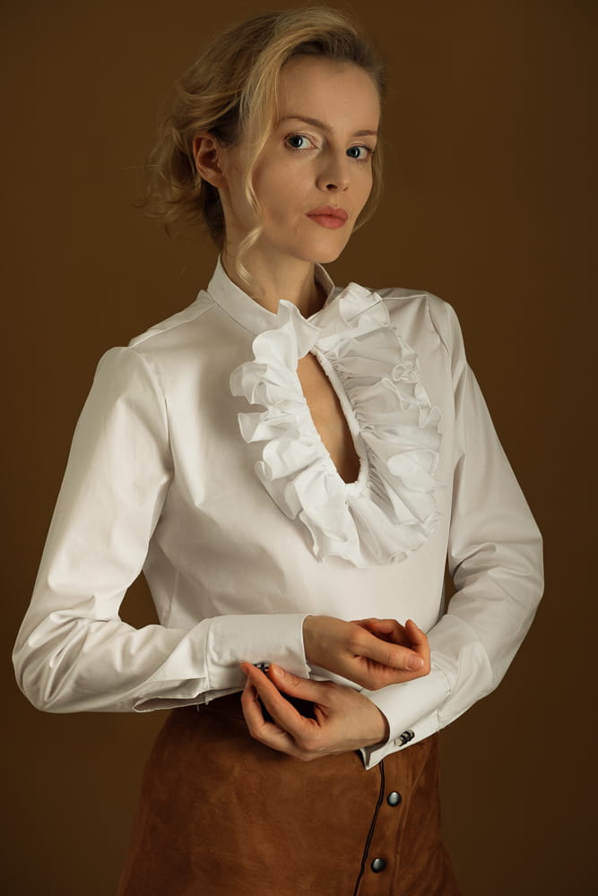 Biała koszula z żabotem