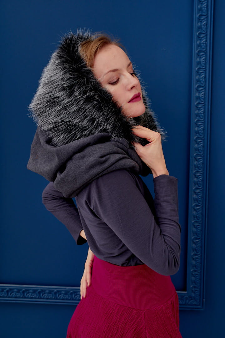 Kaptur ciemny ze sztucznym futrem wilczym