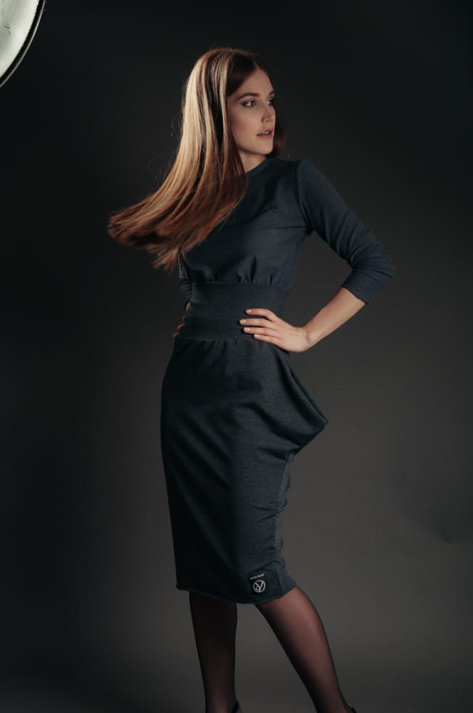 Spódnica z kieszenią szara midi