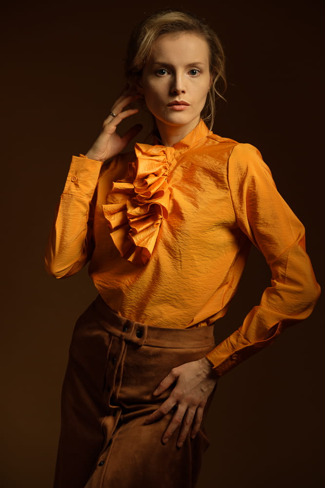 Złota koszula z żabotem