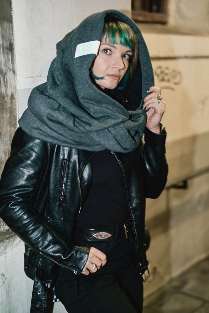 Kaptur odblaskowy ciemny damski