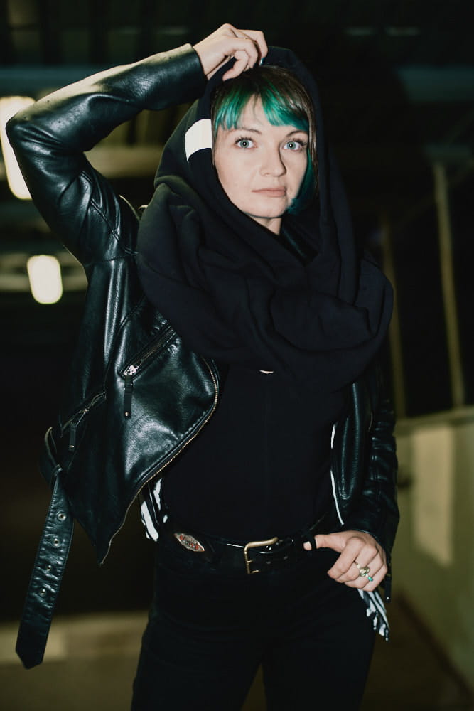 Kaptur odblaskowy czarny damski