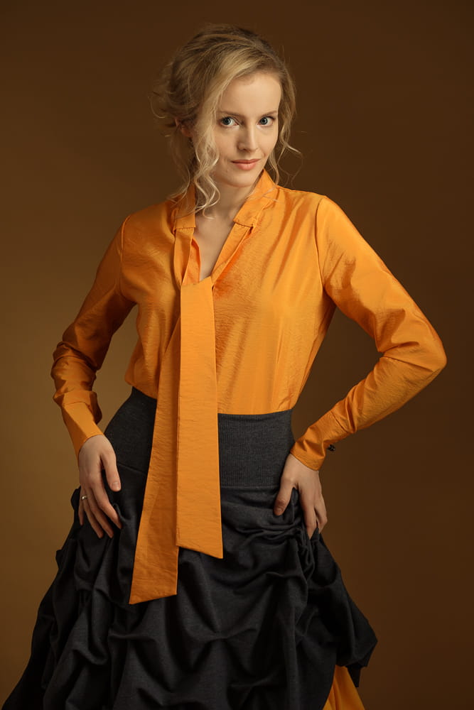 Złota koszula z kokardą