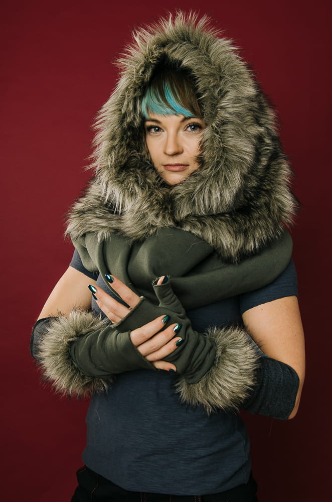 Kaptur khaki ze sztucznym futrem