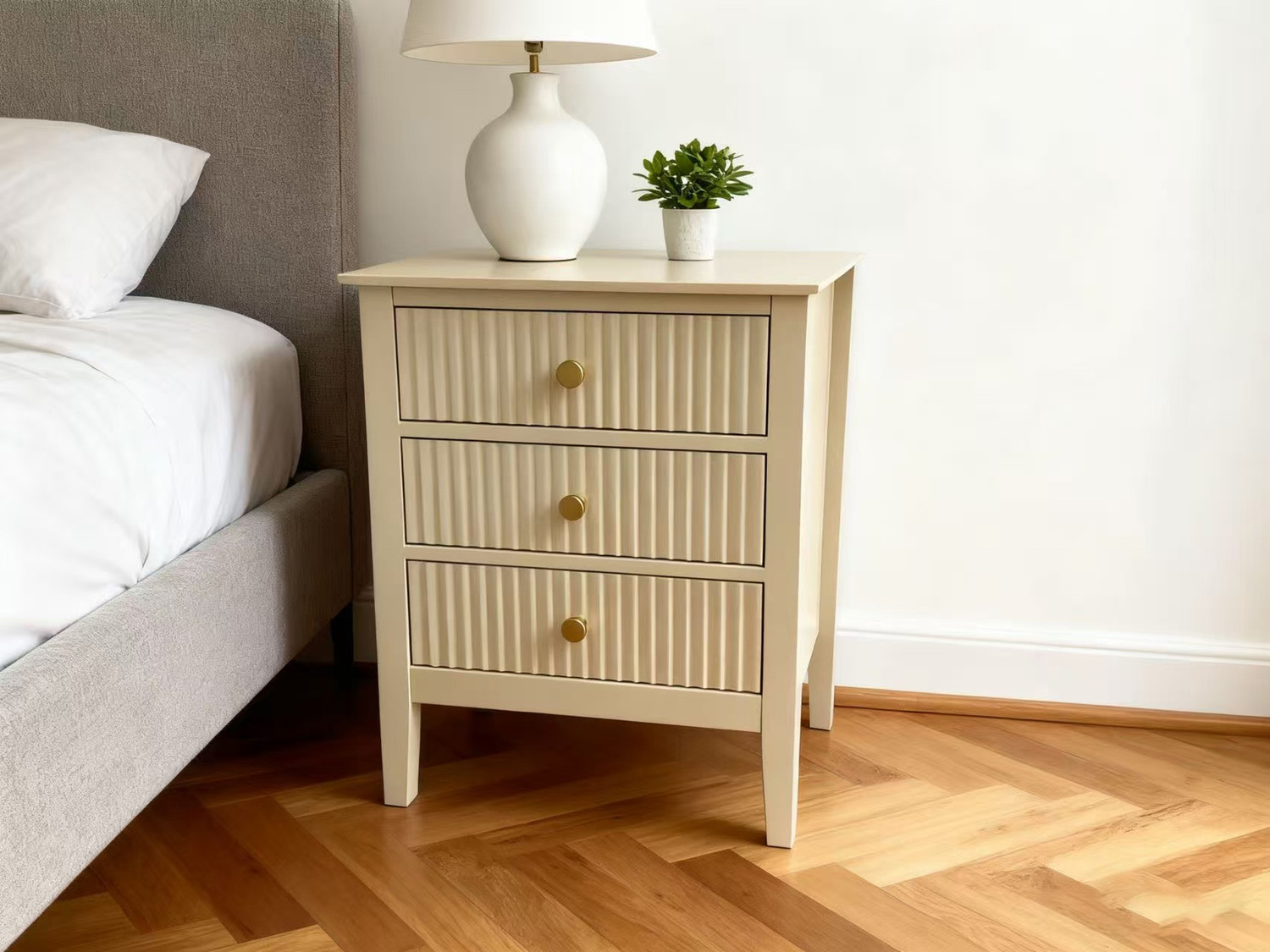 Beżowa szafka nocna z Ryflowanymi frontami złote uchwyty