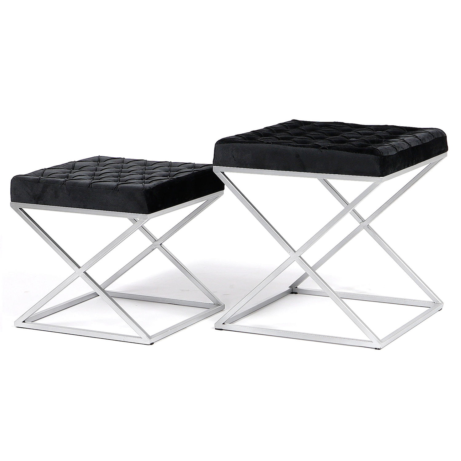 Zestaw 2 puf z czarnym pikowanym siedziskiem na srebrnym stelażu