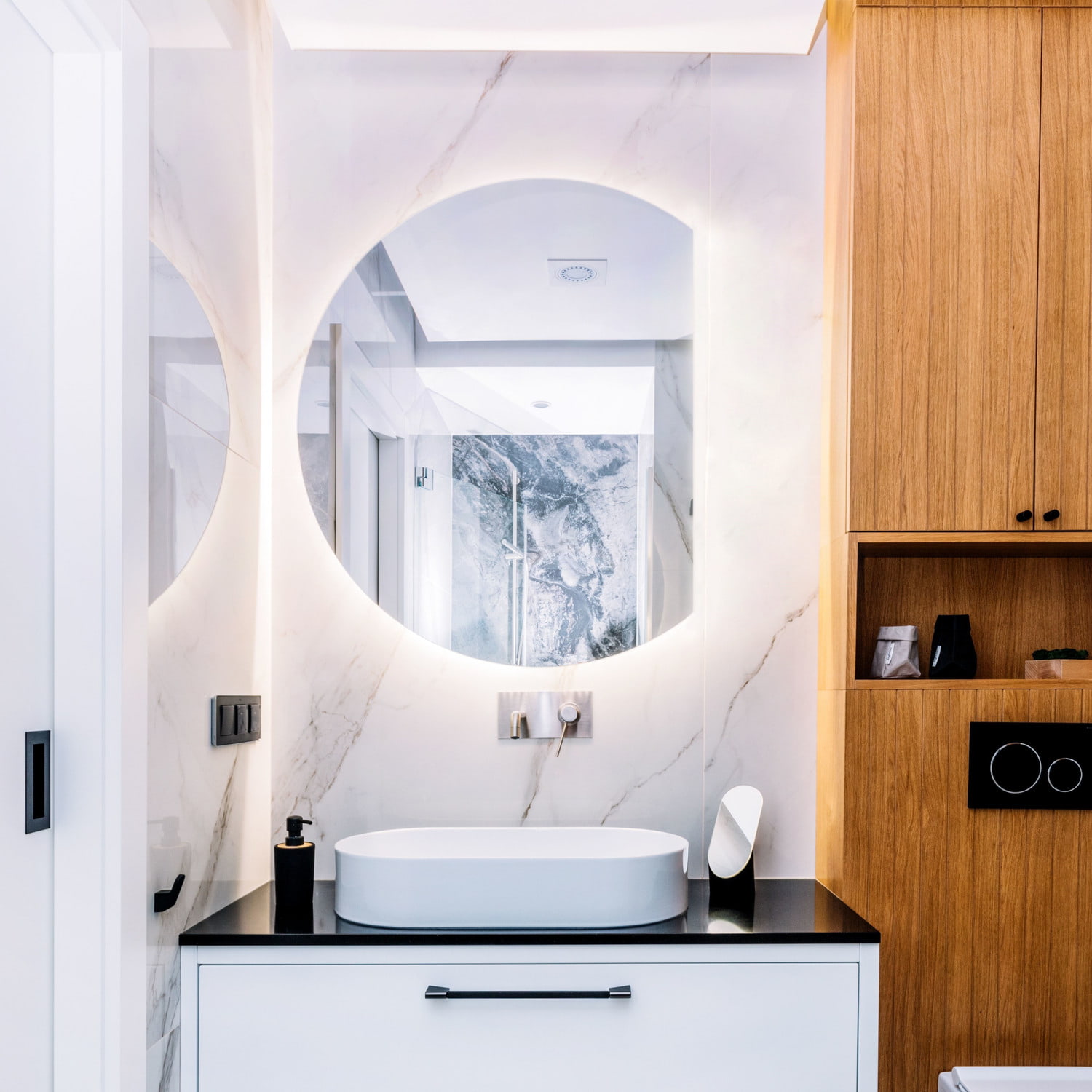 Lustro LED 80cm okrągłe ścięty bok z podświetleniem