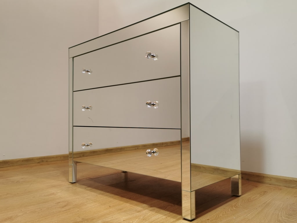 Komoda lustrzana w stylu Glamour z kryształowymi gałkami z trzema szufladami