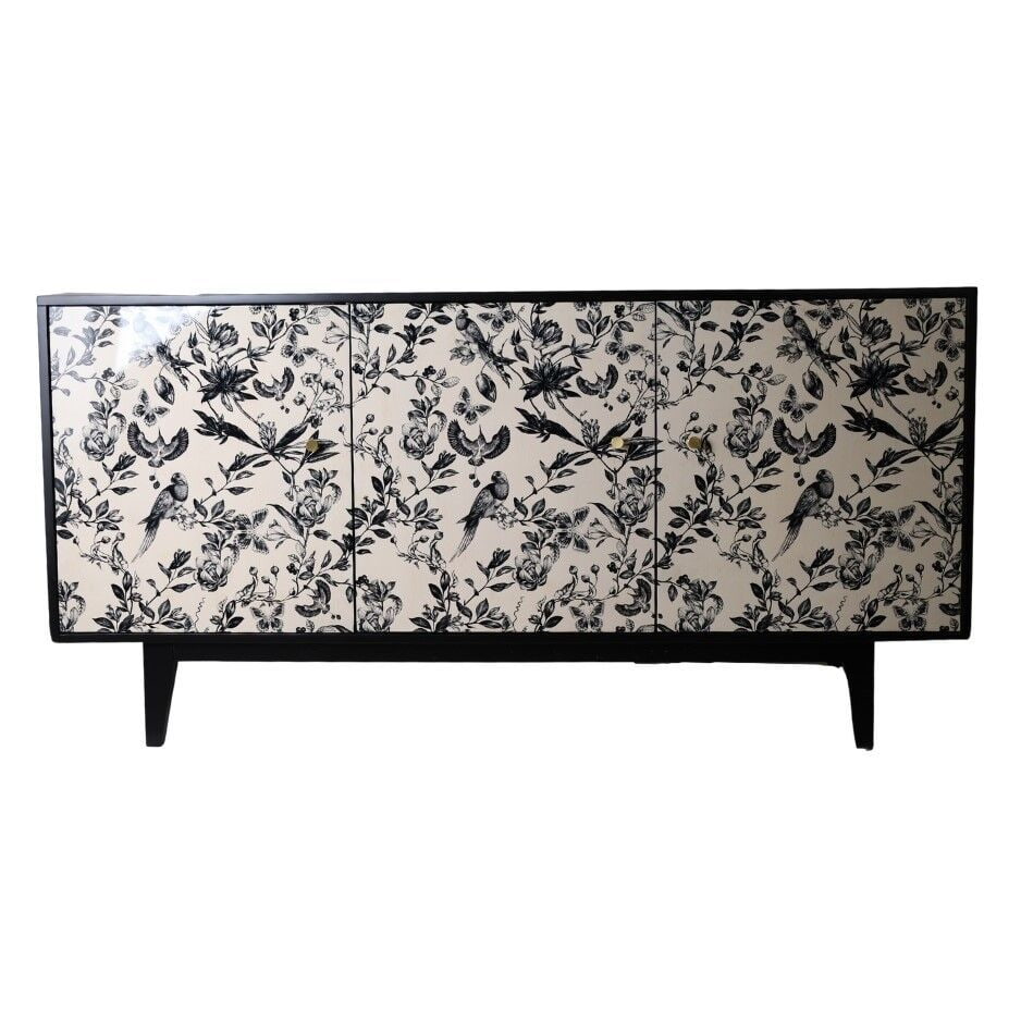 Szafka w kolorze czarno-beżowym na metalowej podstawie ze złotymi uchwytami trzydrzwiowa w kwiatowy wzór