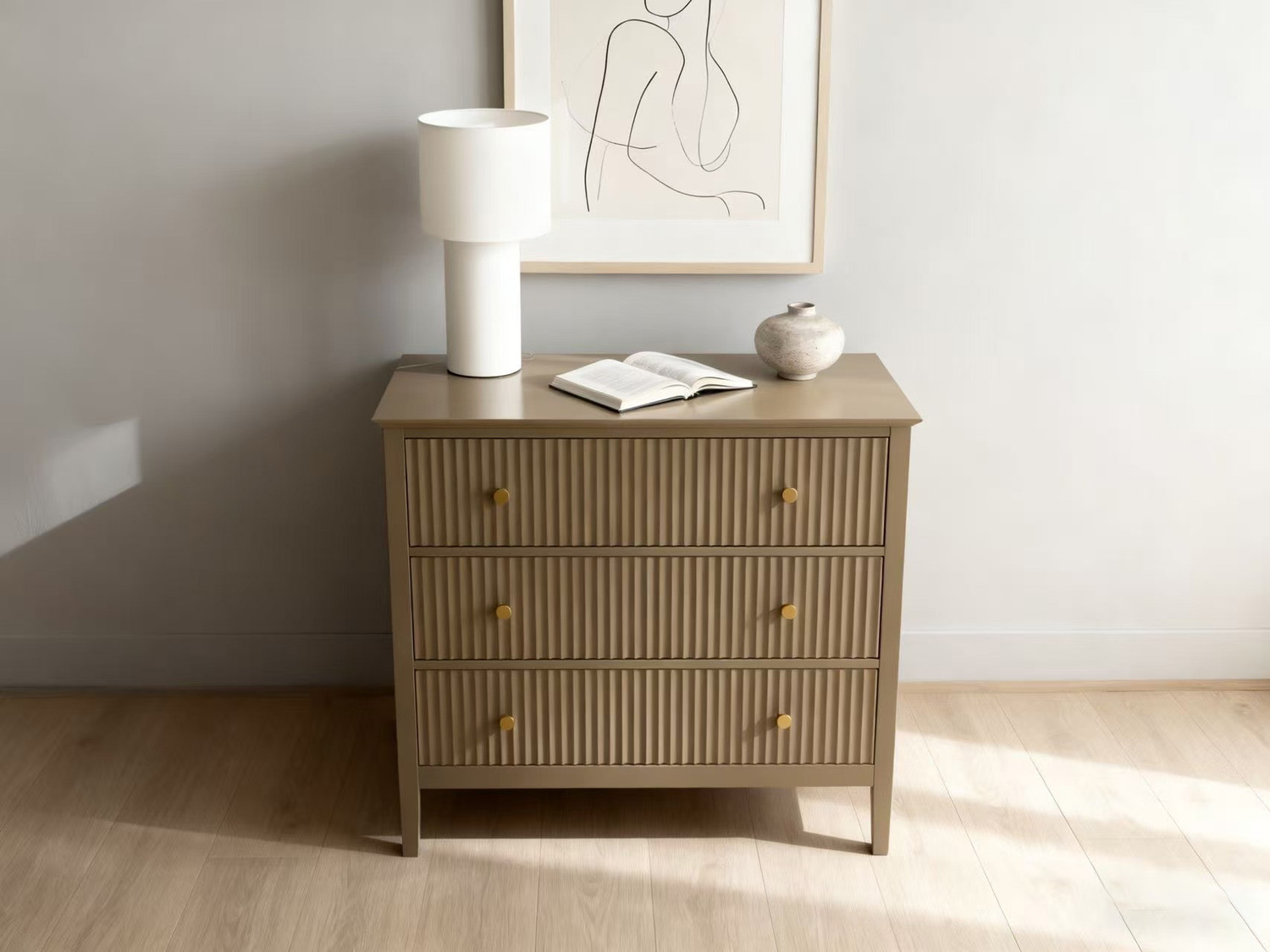 Zielona komoda z Ryflowanymi frontami złote uchwyty 90 cm