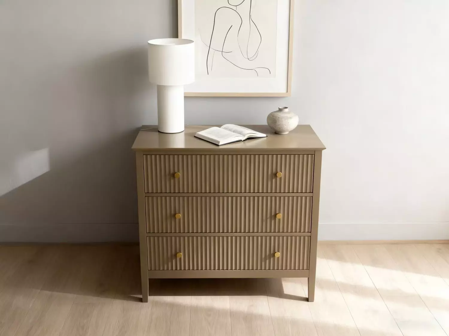 Zielona komoda z Ryflowanymi frontami złote uchwyty 90 cm