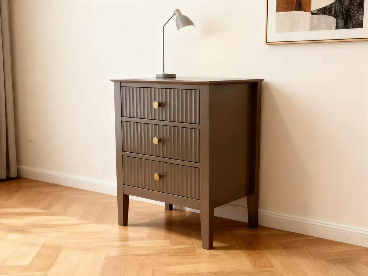 Zielona szafka nocna z Ryflowanymi frontami złote uchwyty