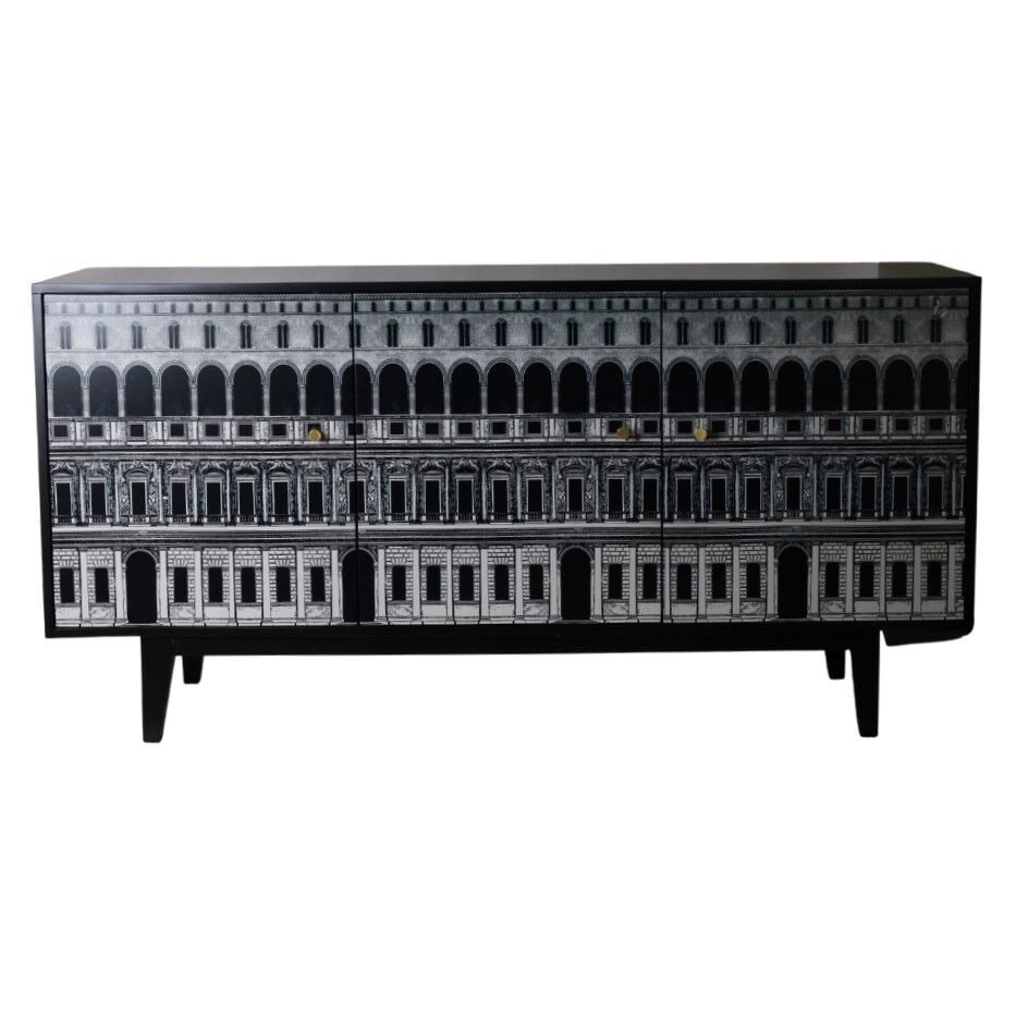 Komoda trzydrzwiowa czarna z wzorem na czarnych nogach ze złotymi uchwytami