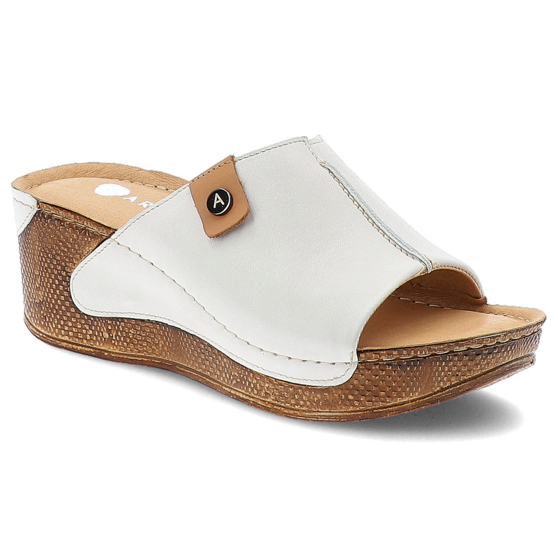 Białe Klapki Armodo Modne Obuwie Damskie Na Koturnie