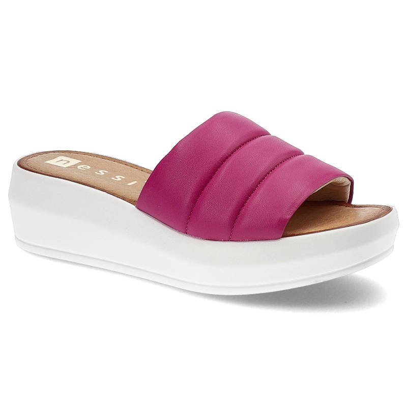Klapki damskie Nessi, wsuwane wykonane ze skóry naturalnej licowej z szerokim pikowanym paskiem na przodzie i grubą jednolitą podeszwą, fuxia, 22191-