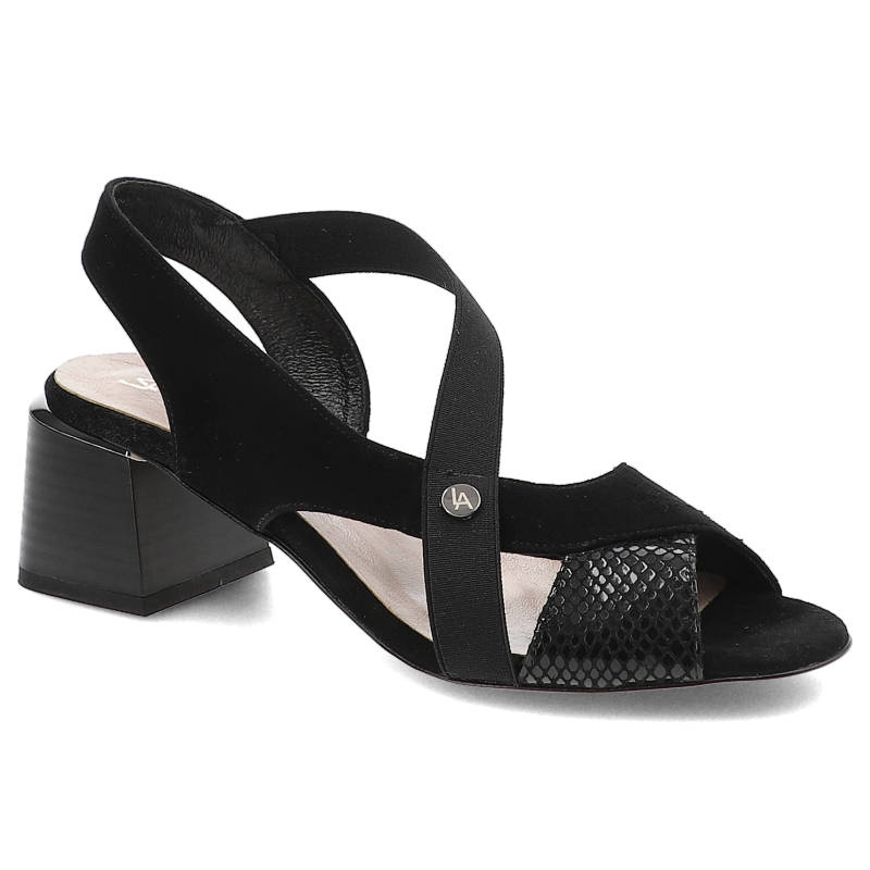 Sandały damskie Lamanti, wykonany ze skóry naturalnej zamszowej z krzyżującymi się paskami ażurową wstawką z przodu i szerokim obcasem klockowym , cz
