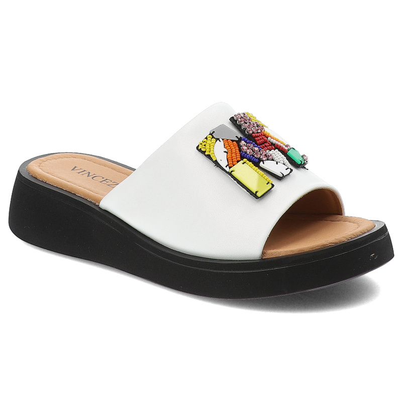 Białe Klapki Vinceza Eleganckie Obuwie Damskie Z Broszką