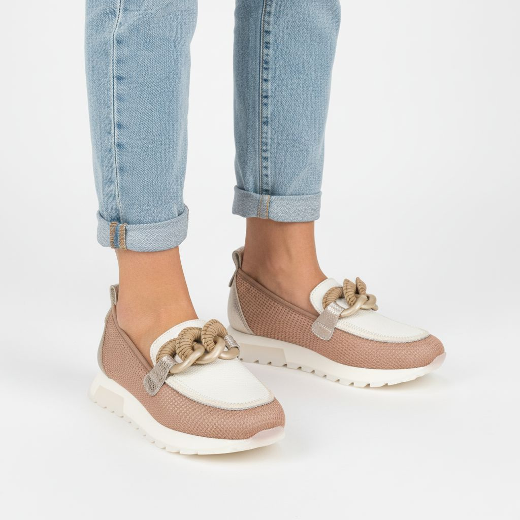 Półbuty damskie Hispanitas, ze skóry naturalnej z wsuwanym krojem i ozdobą na podbiciu posiada przeszycia na cholewce, beżowe, HV264834 Formentera-V2