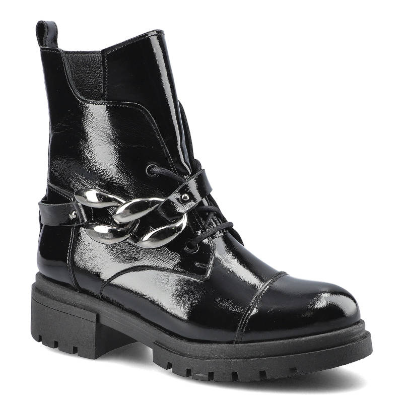 Botki damskie Karino, ze skóry naturalnej lakierowanej z gładką cholewką elastyczną wstawką ułatwiającą dopasowanie ozdobnym metalowym łańcuchem oraz