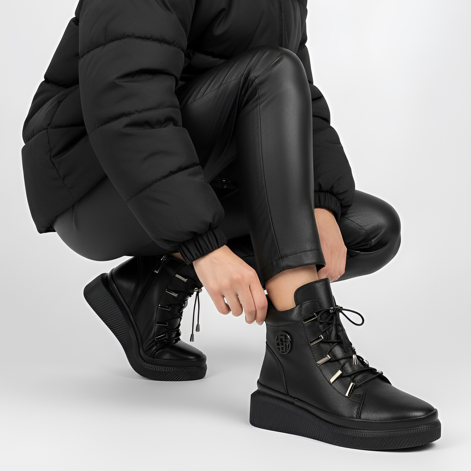 Botki damskie Filippo, skóra licowa z zapięciem na suwak i na stabilnym koturnie, czarne, DBT7416-25-BK