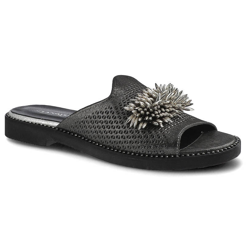 Klapki damskie Lanqier, na płaskiej podeszwie i z elegancką broszką, czarne, 44C0624