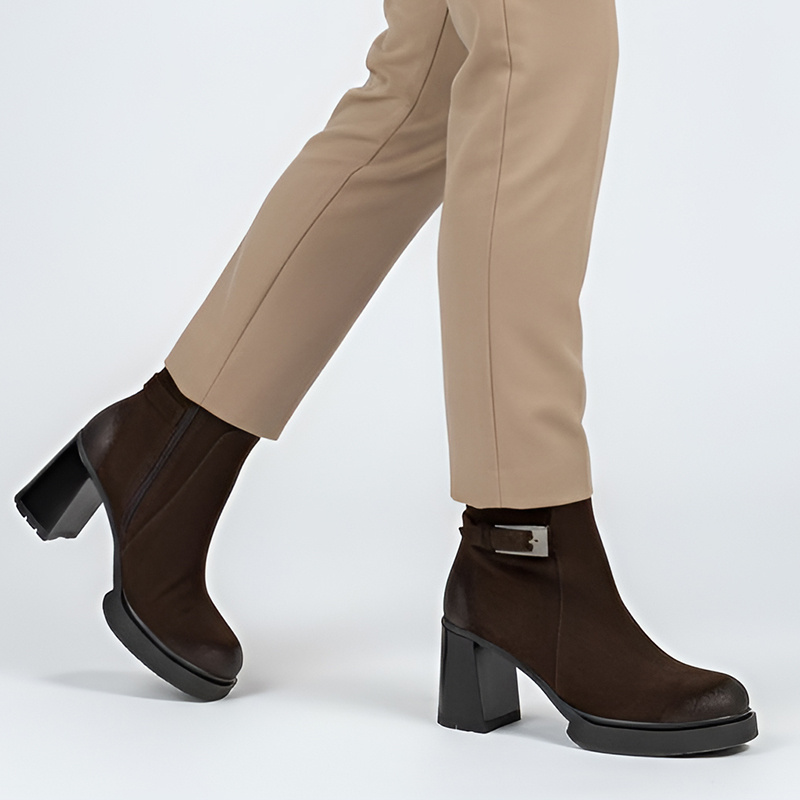 Botki damskie Armodo, ze skóry zamszowej na słupku z okrągłym noskiem i zapinane na suwak, czekolada, 60569-W