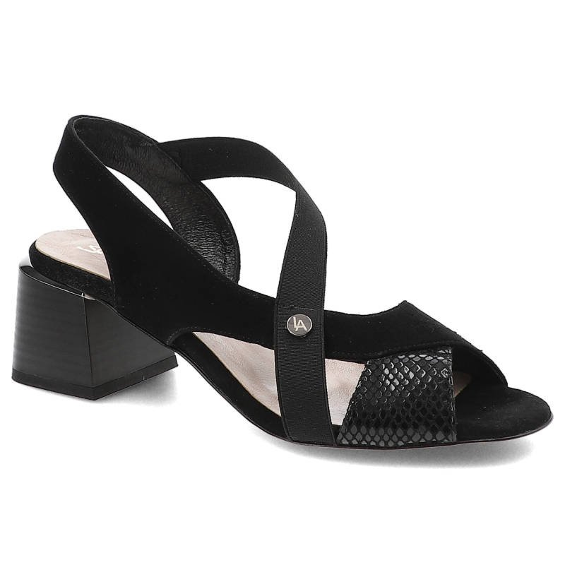 Sandały damskie Lamanti, wykonany ze skóry naturalnej zamszowej z krzyżującymi się paskami ażurową wstawką z przodu i szerokim obcasem klockowym , cz