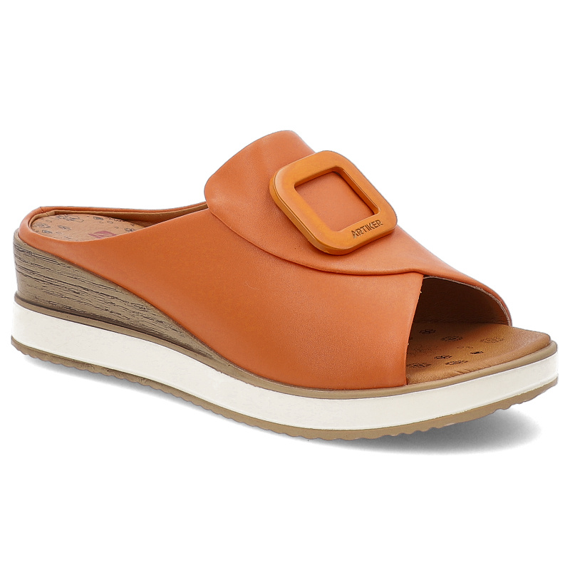 Klapki damskie Artiker, skórzane z broszką na koturnie z wygodnymi wkładkami, pomarańczowe, 56C2149