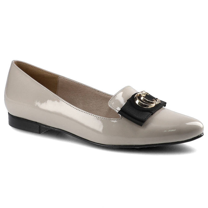 Czółenka damskie Karino, ze skórzaną lakierowaną cholewką ozdobnym paskiem z metalową aplikacją i niską elastyczną podeszwą, beżowe, 3691-001-P