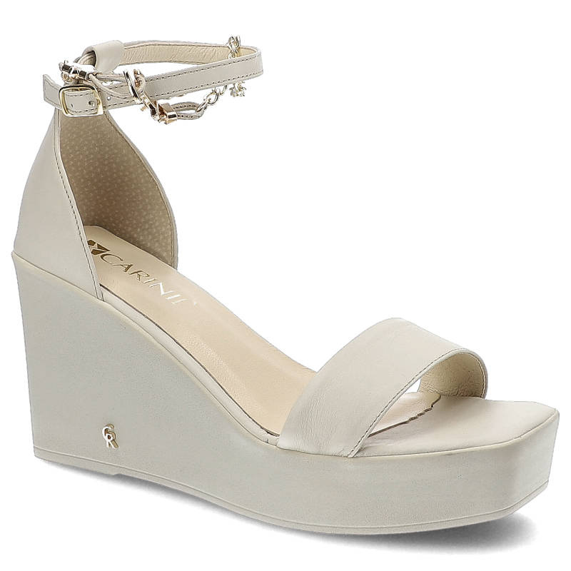 Sandały damskie Carinii, naturalna skóra licowa z gładką cholewką na paskach regulowanym zapięciem przy kostce z ozdobnym łańcuszkiem, bez, B8032_-77