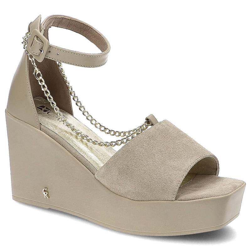 Sandały damskie Carinii, zamszowa cholewka o miękkiej strukturze odkryty nosek z ozdobnym łańcuszkiem regulowany pasek, beżowe, B7882-R88-R46-000-F06