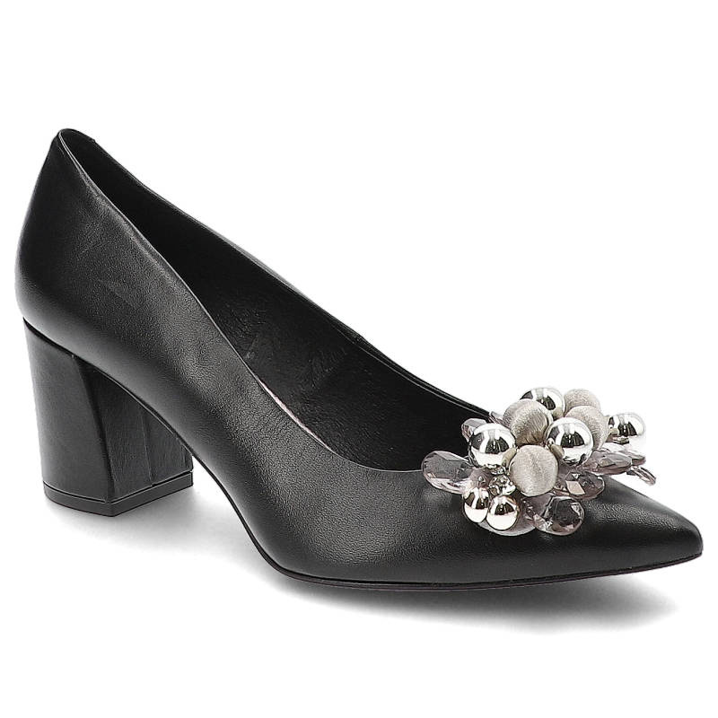 Czółenka damskie Kaniowski, cholewka z gładkiej skóry naturalnej z ozdobną aplikacją z metalowych elementów na nosku, czarne, K‑0998‑01