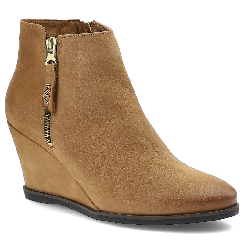 Botki damskie Libero, naturalna skóra typu nubuk z suwakiem z boku i na koturnie z płaską podeszwą, rude, 125519