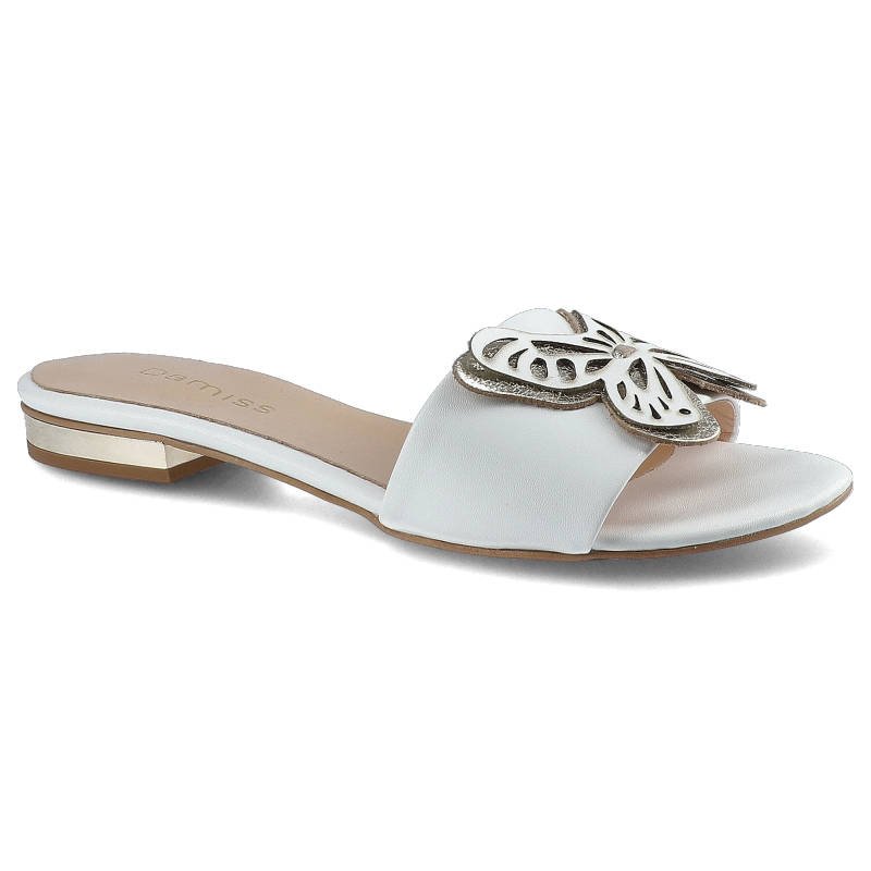 Klapki damskie Damiss, naturalna skóra licowa w białym kolorze z szerokim paskiem zdobionym ażurową metalową aplikacją oraz niską płaską podeszwą z d