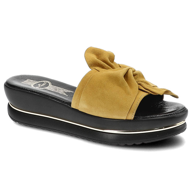 Klapki damskie Lemar, naturalna skóra zamszowa szeroki marszczony pasek na przodzie lekka podeszwa, żółte, 40230-V