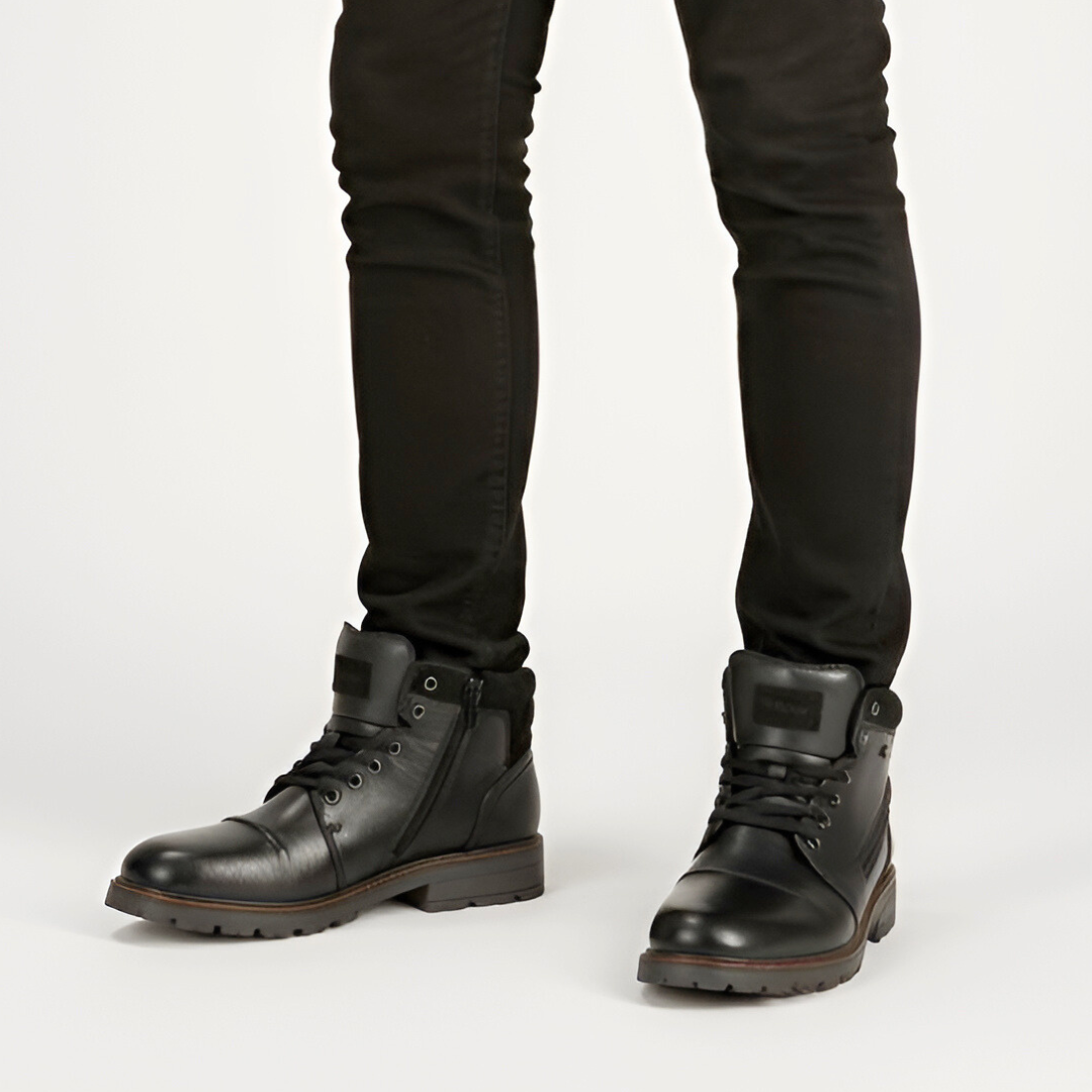 Trzewiki męskie Rieker, ocieplane futerkiem i zapinane na zamek na płaskiej podeszwie, czarne, 32020-00