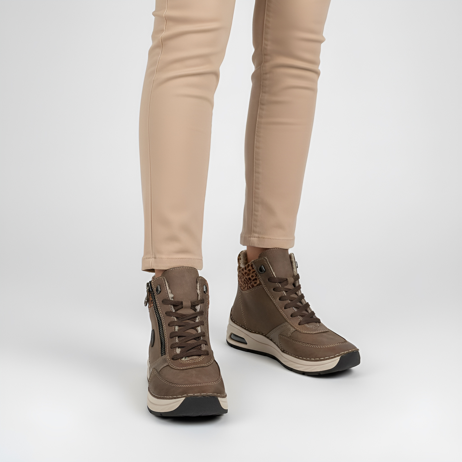 Trzewiki damskie Rieker, panterka z eko skóry na grubej podeszwie i zapinane na zamek, brązowe, 44565-25